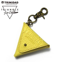 Ele usa pontas de dardo Trinidad Triângulo Amarelo